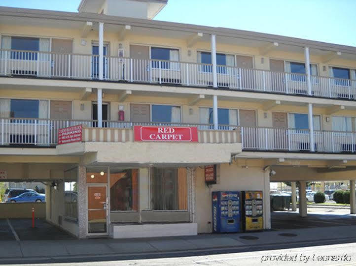 Red Carpet & Atlantic Motel 2*