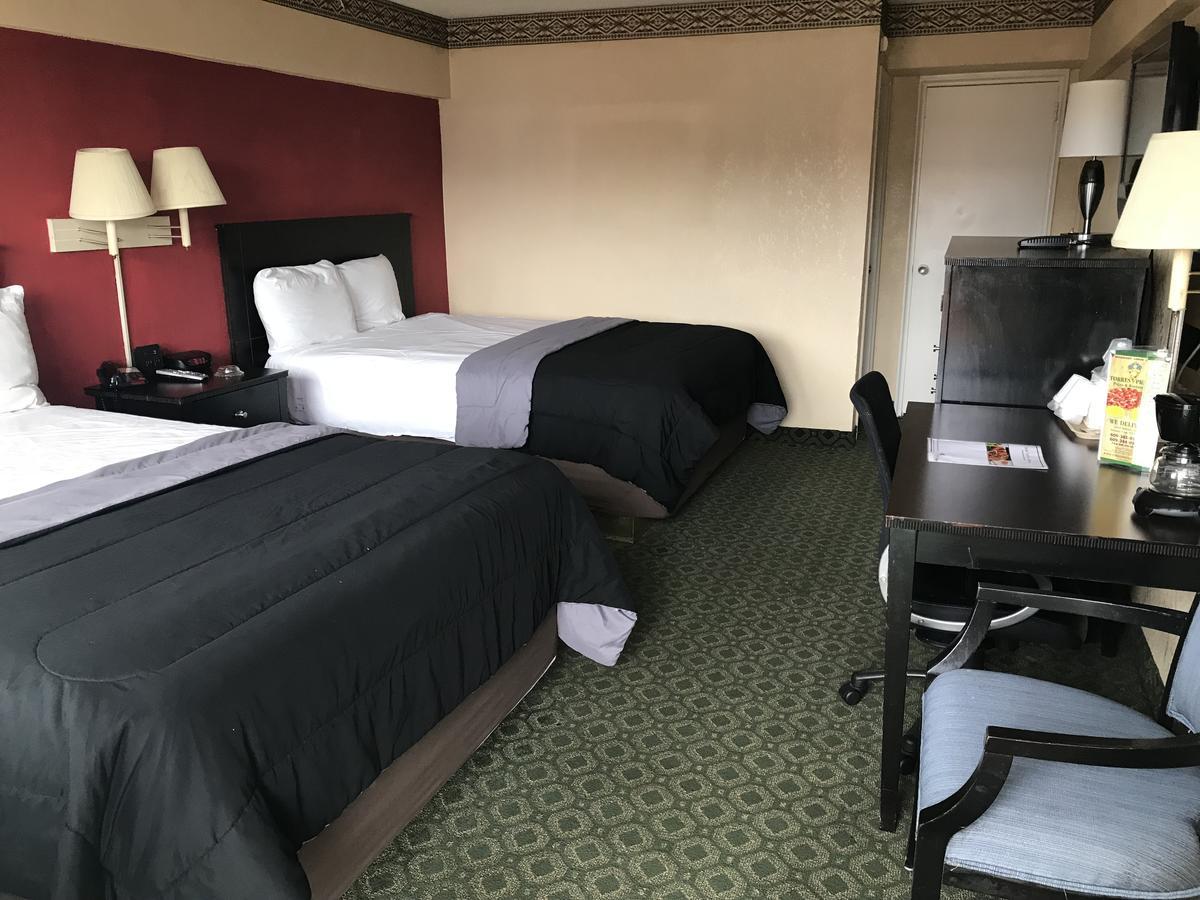 Red Carpet & Atlantic Motel 2*